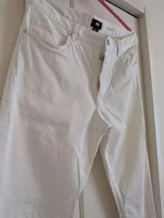 H&M メンズ ホワイト チノパン スリムフィットのサムネイル