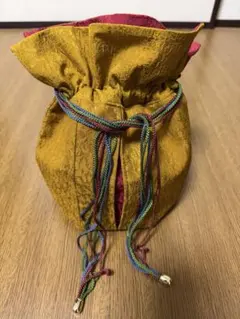 金色と赤色の巾着型和装用バッグ