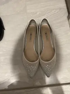 DIANA ホワイト ビジュー フラットシューズ