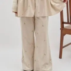 discoat 【umm.】ベロア刺繍セミフレアパンツ　アイボリー