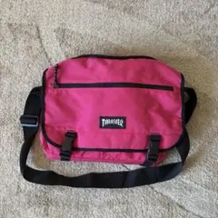 Thrasher メッセンジャーバッグ　ショルダーバッグ　ピンクのサムネイル