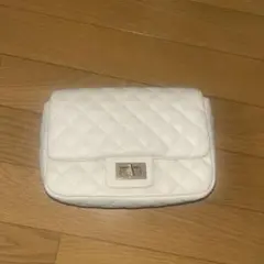 ホワイト キルティング ショルダーバッグ