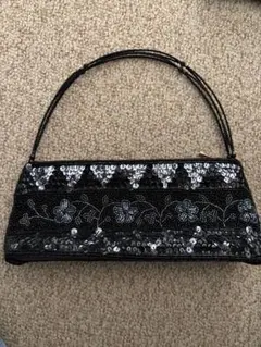 ビーズ装飾 黒のハンドバッグ