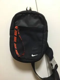 Nike ブラック ショルダーバッグ ボディバック ナイキ 黒 赤 ポーチ