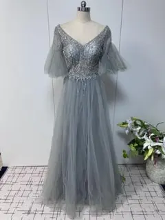ビーズ装飾付きグレーのロングドレス