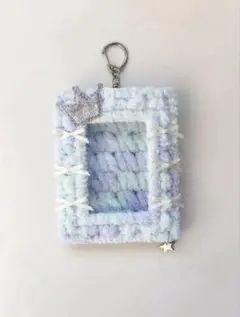 【もこもこトレカケース】水色ミックス 王冠 リボン チャーム付き キーホルダー