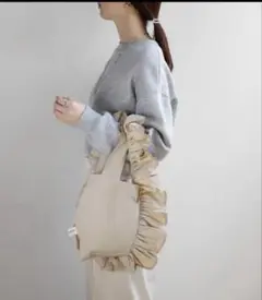 アネモネ　フリル　バッグ　トートバッグ　ベージュ