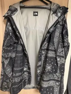 THE NORTH FACE ノベルティコンパクトジャケット バンダナ柄のサムネイル