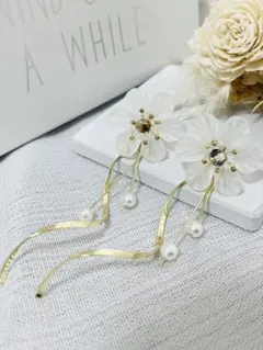 【新品＊送料無料】　ゴールド×フラワー　ブライダルピアス　結婚式　花びら