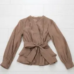 【RUIRUE BOUTIQUE】シアーカシュクールブラウス ベージュ Lのサムネイル