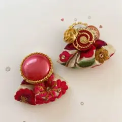 リボンは裏側も使えます　アシメアンティークボタンと、インドリボン　レッド