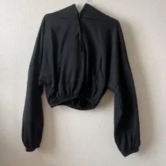 ブラック フード付き クロップドスウェット