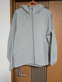 ユニクロ ウインドプルーフパーカー　メンズM　グレー