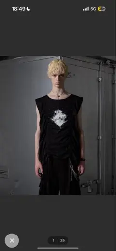 【GRANCY シャーリングデザインラインストーングラフィックノースリーブT