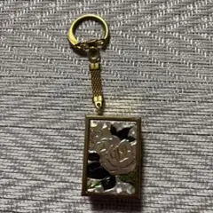 バラデザインの金属製キーホルダー