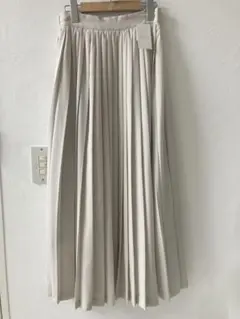 新品タグ付き　サテン　プリーツ　ロングスカート　オフホワイト