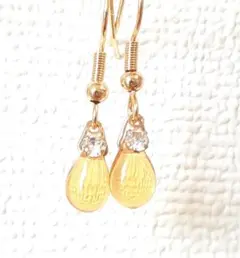 トパーズのチェコドロップ一粒ピアス　秋ピアス　オータムピアス