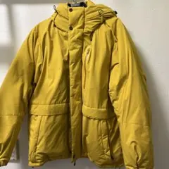 イエローフード付きダウンジャケット