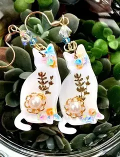 パールフラワー猫　アレルギー対応ピアス　スワロフスキー　オリジナル　ハンドメイド