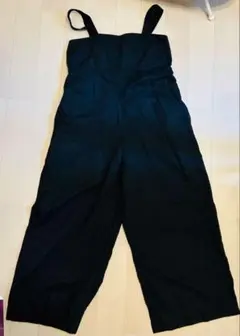 黒のノースリーブサロペット
