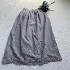 AZUL 刺繍入りグレーのフレアロングスカート