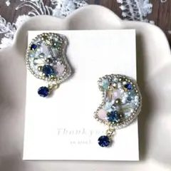 ムーンモチーフのビーズ刺繍ピアス　星色ビーズ　サージカルステンレススタッド