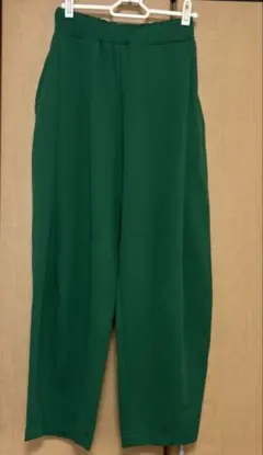 グリーン テーパードパンツ