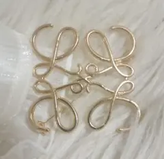 幾何学、無限大、リボンモチーフ ブローチ ゴールド