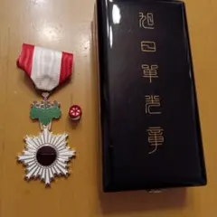【激レア 極美品】旭日単光章 現行タイプ 改正後新型 純銀製　勲章 旧 勲六等 激レア 極美品】旭日単光章 現行タイプ 改正後新型 純銀製 勲章
