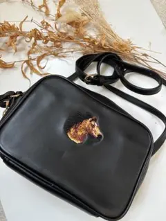 【イア　ハピヨネ】ear PAPILLONNER 馬の刺繍付き黒ショルダーバッグ