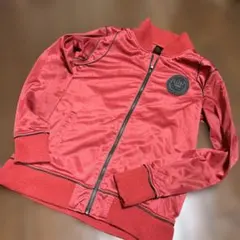 赤いジップアップジャケット