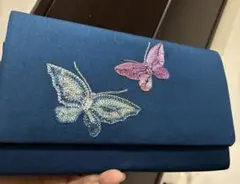 美しい蝶の刺繍が施された和洋用バッグ、布製濃い紺色、約20.12㎝，厚み2㎝