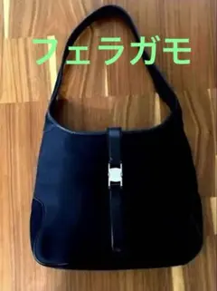 フェラガモ　黒 ショルダーバッグ 金属バックル付きのサムネイル