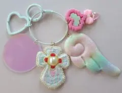 ハンドメイド刺繍　夢かわ十字架キーホルダー