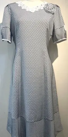 【新品】スーパービューティーVネックコサージュ付半袖ワンピース42