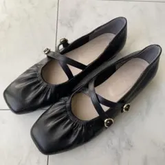 ブラック フラットシューズ クロスストラップ