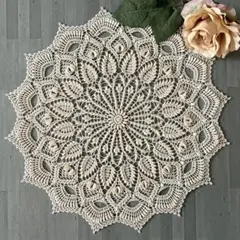 【26】　ハンドメイド　ドイリー　レース編み　立体模様　テーブルセンター　生成