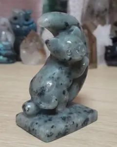 キウイジャスパー天然石置物 猫の彫刻のサムネイル