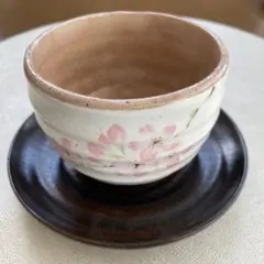 桜模様の湯飲みと黒い皿セット