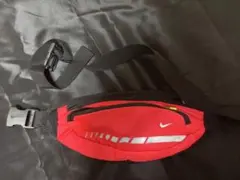 美品ナイキNikeNIKEランニングボディバッグ赤反射素材付き／超軽量ポケット多