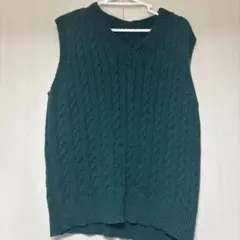 緑のニットベスト