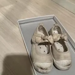 ベージュ リボン付き キッズシューズ