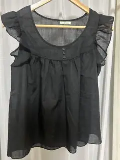 フリル付きブラックノースリーブシャツ　シフォン