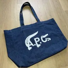 A.P.C×LACOSTE コラボデニムトートバッグ アー・ペー・セー」と「ラコステ」がコラボ “ロゴをワニが囲う