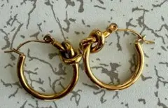 ゴールド フープピアス 結び目デザイン