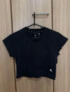 adidas クロップドトップスTシャツ
