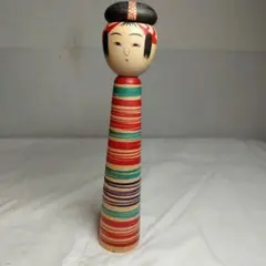 伝統的な木製こけし人形