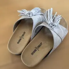 MINNETONKA フリンジ付きベージュサンダル