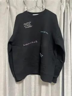 刺繍入りブラッククルーネックスウェット