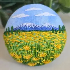 #101　風景　刺繍ブローチ　ハンドメイド　くるみボタン